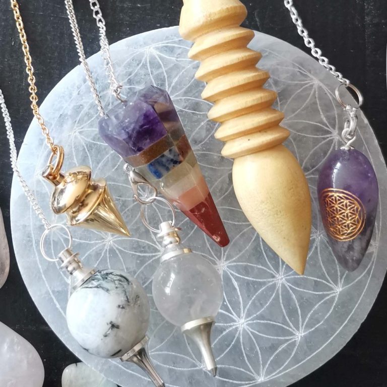 sélection de pendules divinatoires en pierres naturelles pour guidance spirituelle